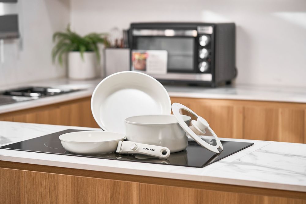 Chụp ảnh đồ gia dụng với phong cách hiện, trong một căn bếp tràn ngập ánh sáng