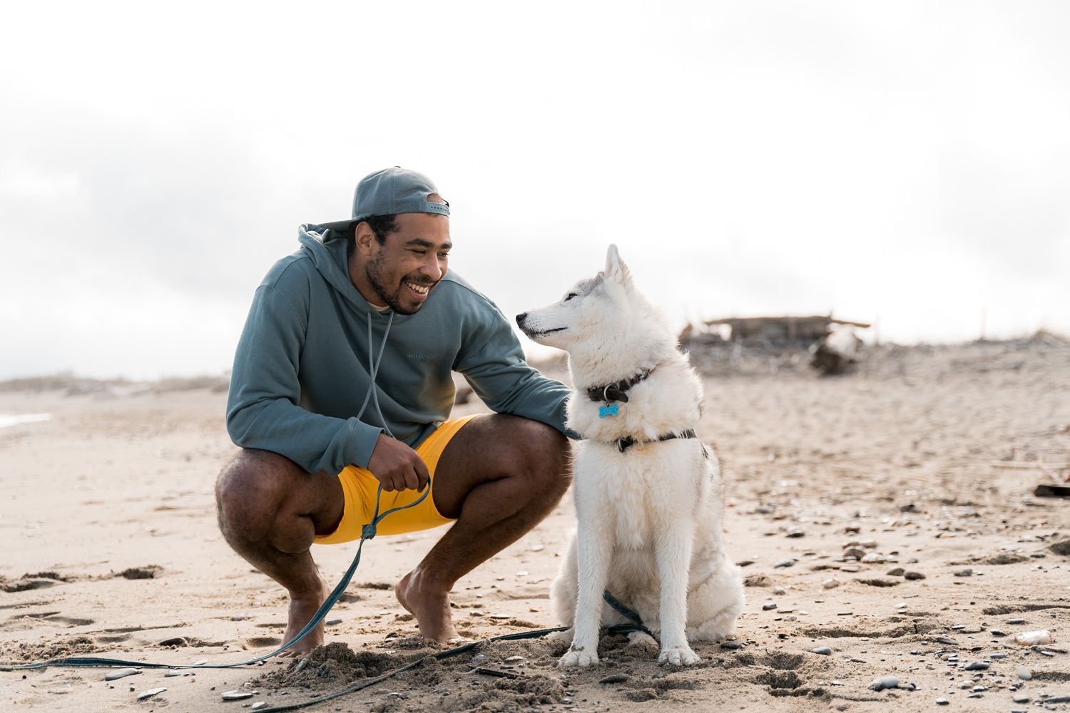 Promeneur sur la plage du racou avec son chien