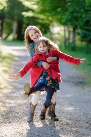 two children family photo in morning light at squirrel lake