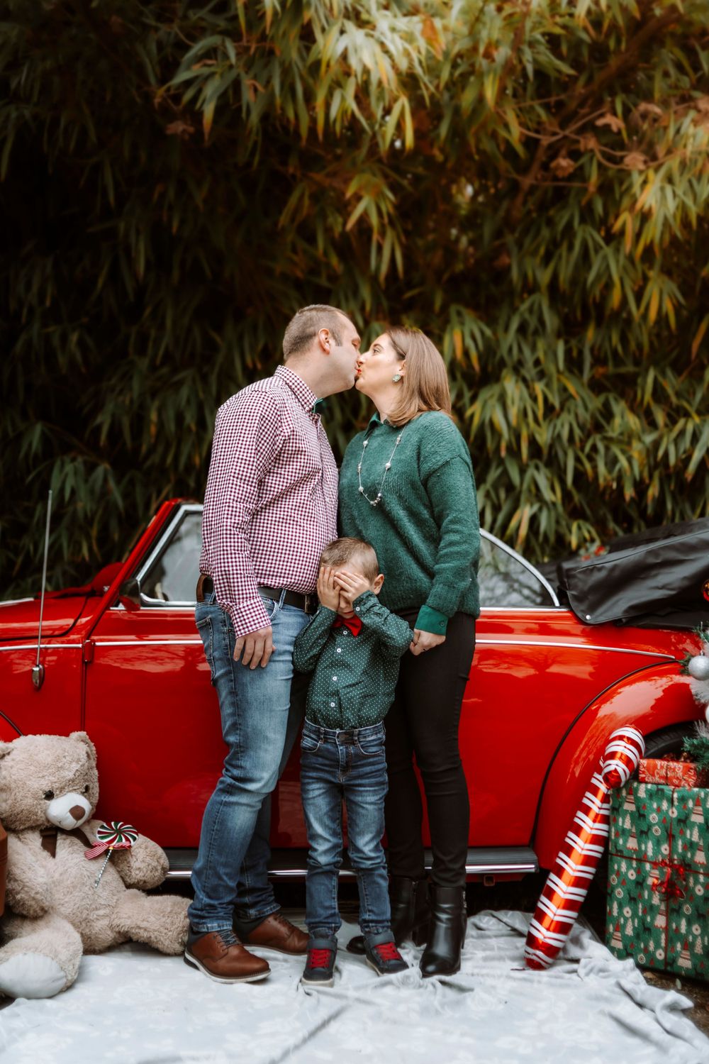 Mini-session photo de Noël 2024 avec une coccinelle VW rouge décorée pour les fêtes, créant une ambiance festive et chaleureuse.
