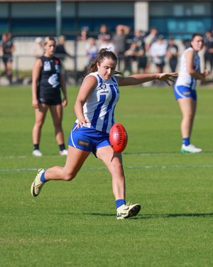 Melbourne sports photographer, AFLW, North Melbourne, Carlton