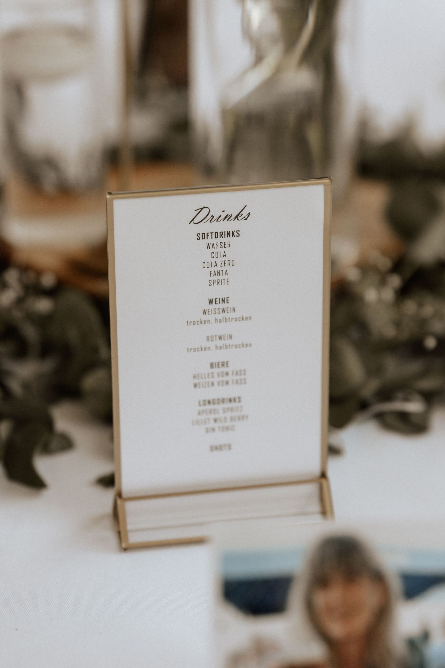 Detailfoto vom Menü auf dem Tisch an der Hochzeit