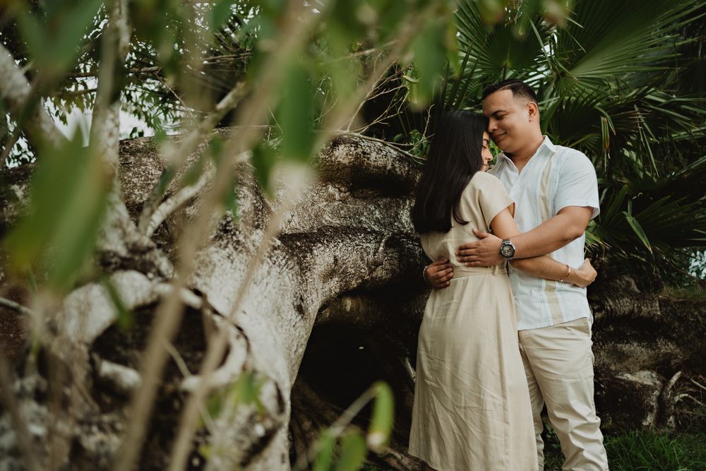 Couple romantically embracing, showcasing their love and the beautiful Mazatlán scenery