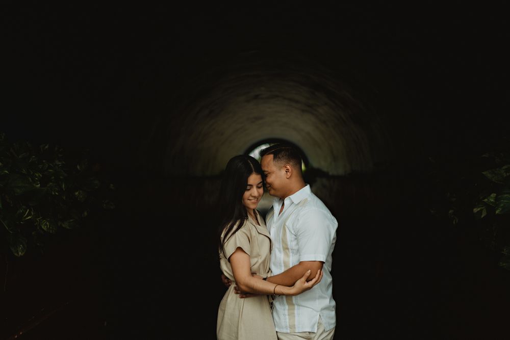 Smiling as they walk through a tunnel, excited for their future, captured by their Mazatlán wedding photographer