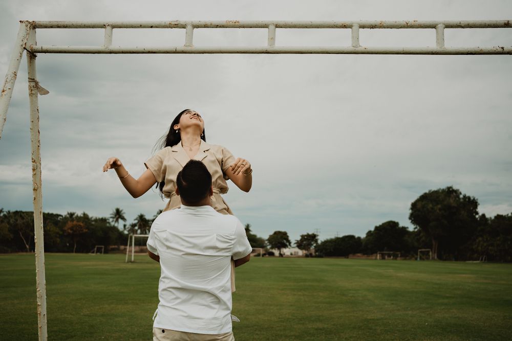 Playful shot of the couple laughing together, highlighting the joy of their Mazatlán pre-wedding session