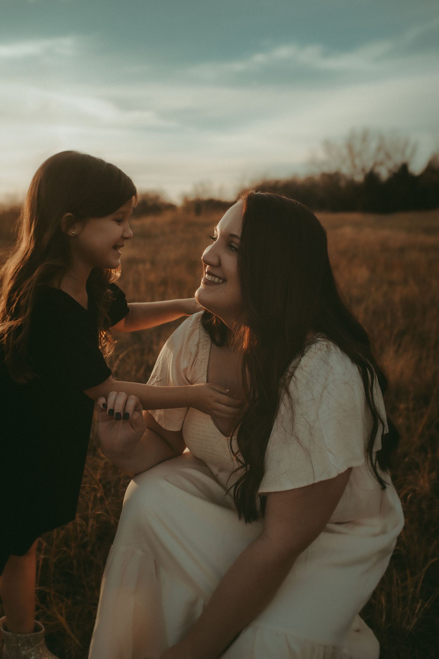 Laughing mother and daughter at golden hour – lifestyle motherhood session in Kansas