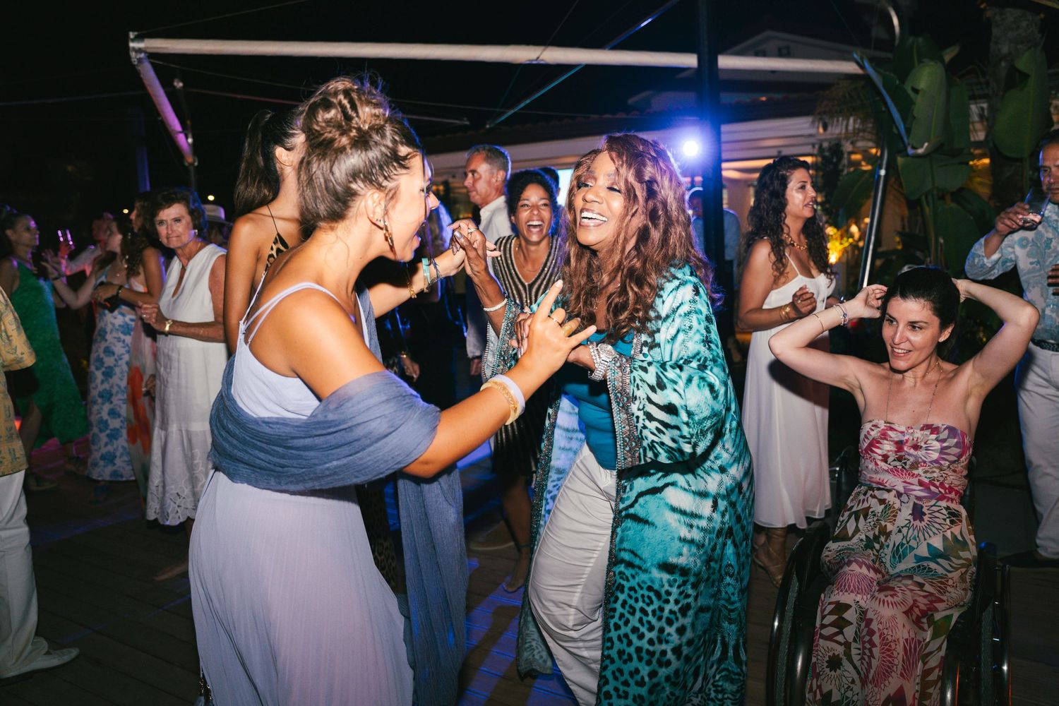 Gloria Gaynor e altre persone famose mentre ballano durante un party a Forte dei marmi in Toscana al bagno privato Alpemare di Boccelli