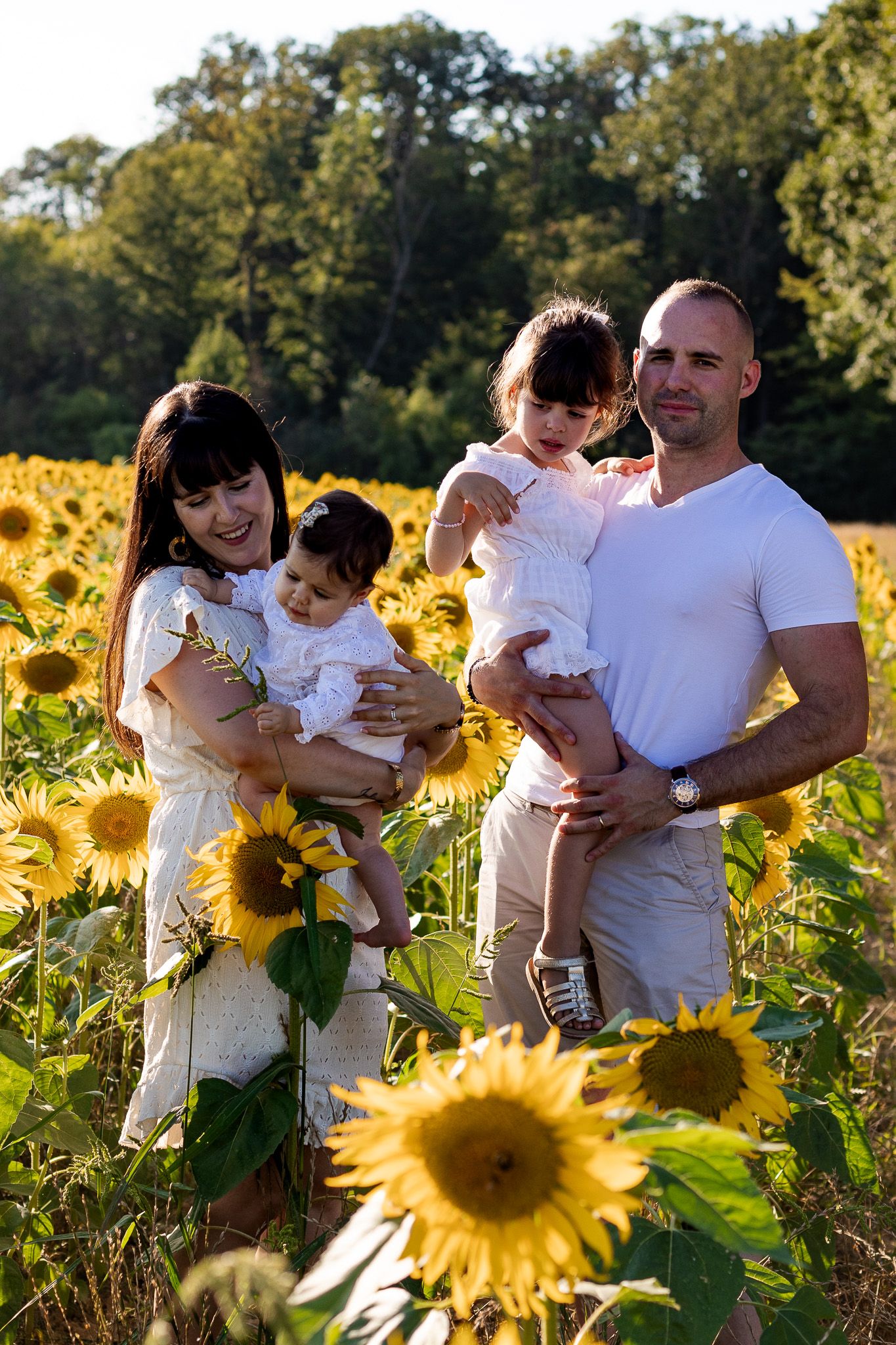 famille dans les champs de tournesol