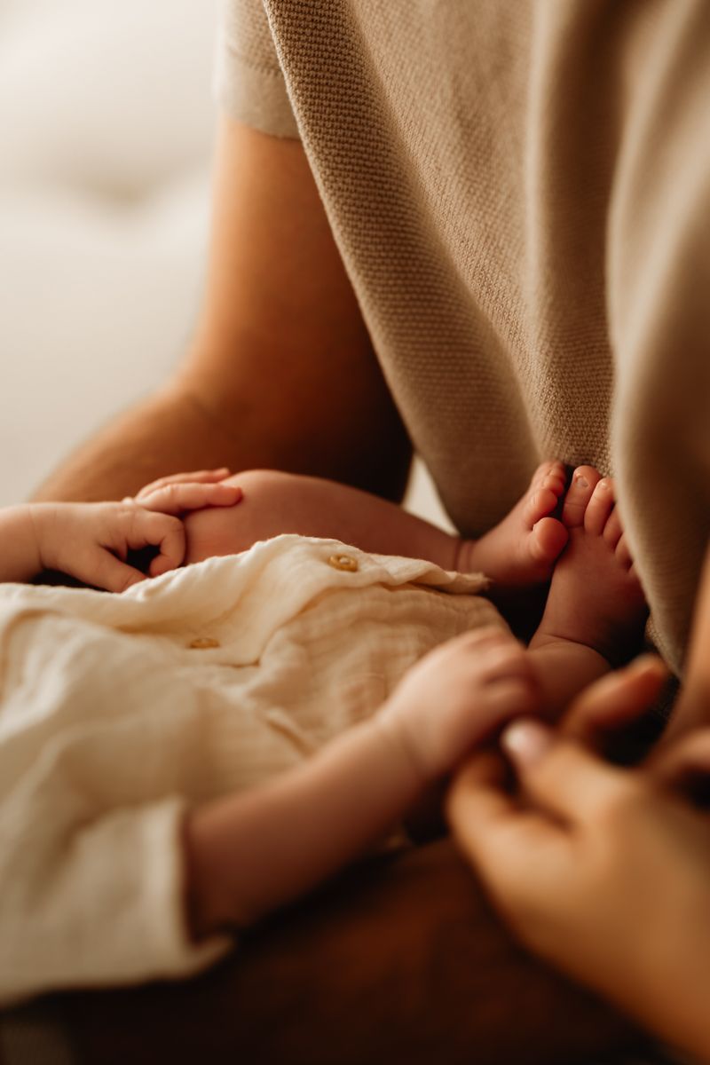 Petits pieds d'un bébé pendant une séance photo en Bretagne