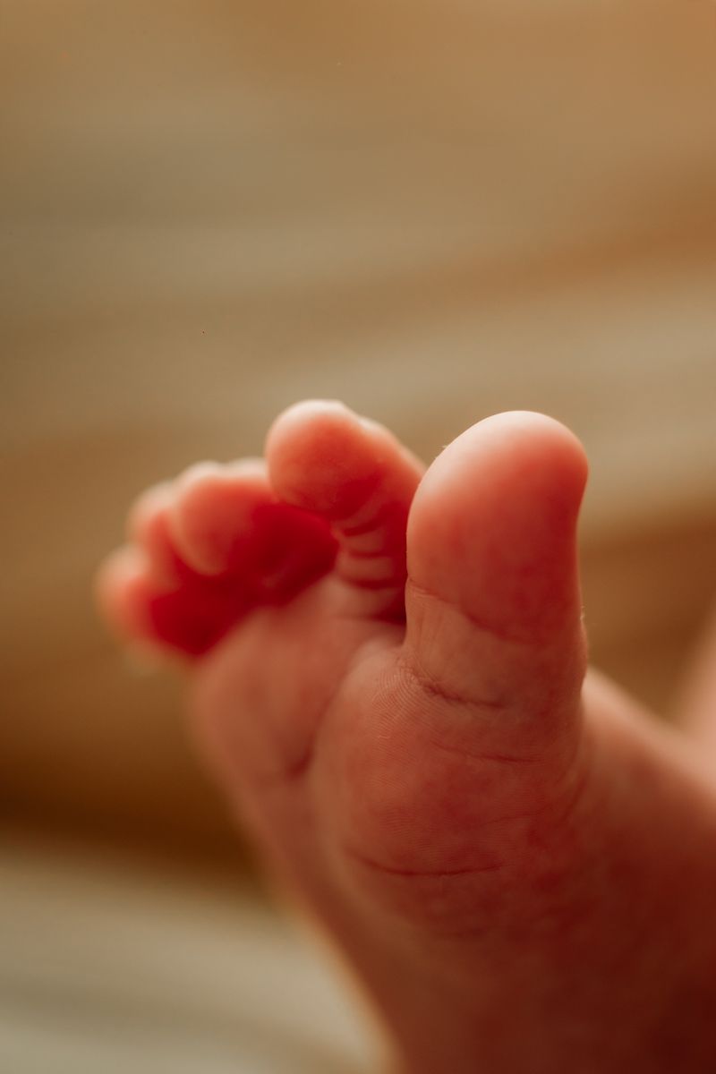 Petit pied d'un bébé en séance photo à Vannes