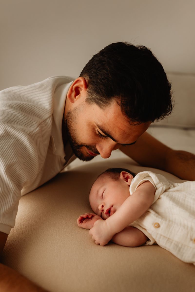 Séance photo entre un père et son bébé dans le Morbihan