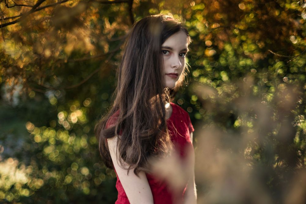 a high school senior posing outdoors for a senior portrait during a photoshoot in Coeur d A'lene Idaho. By Jessica Rae Photography.