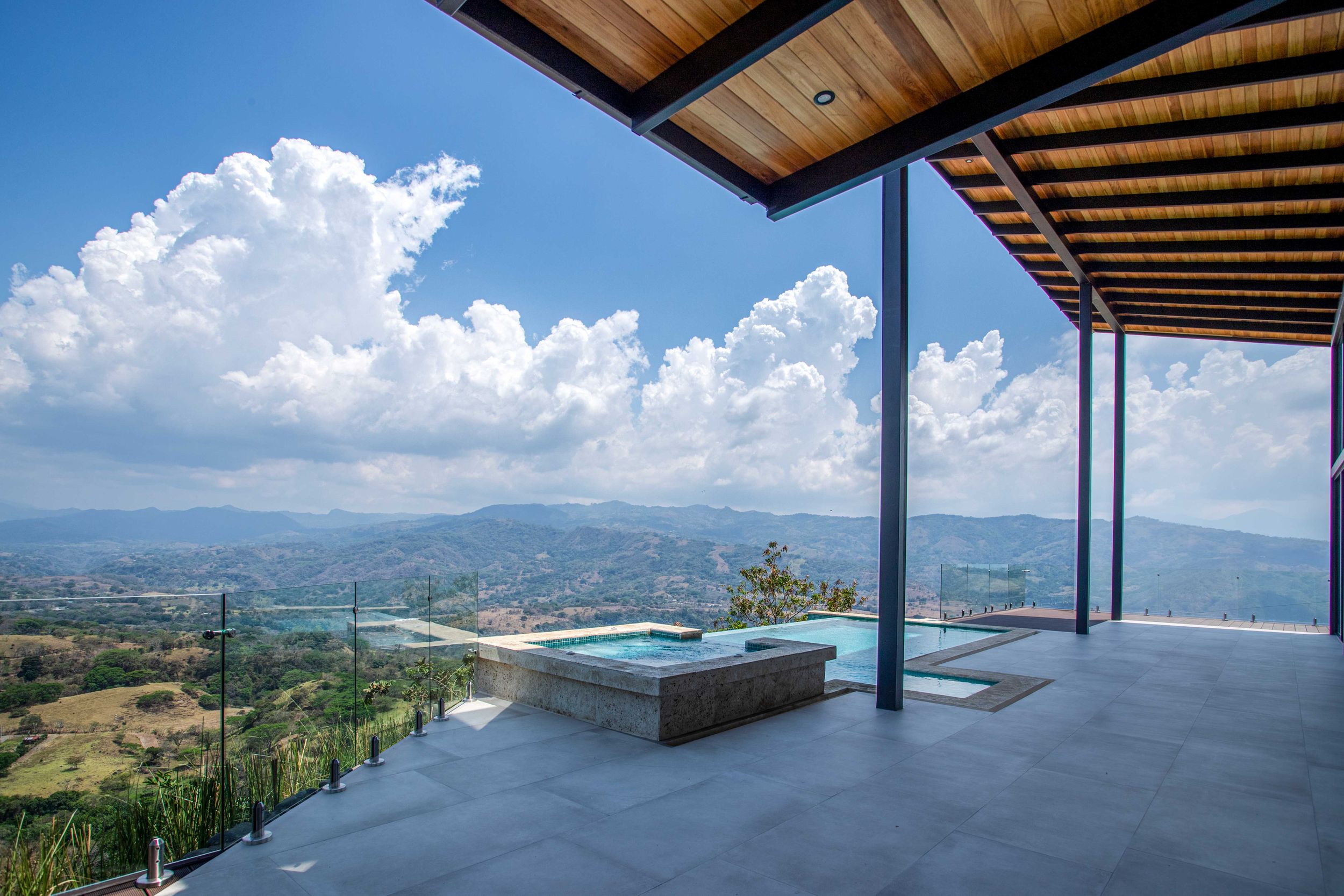 Spacious outdoor terrace in Atenas, Costa Rica, with stunning mountain and valley views, perfect for relaxation and entertaining