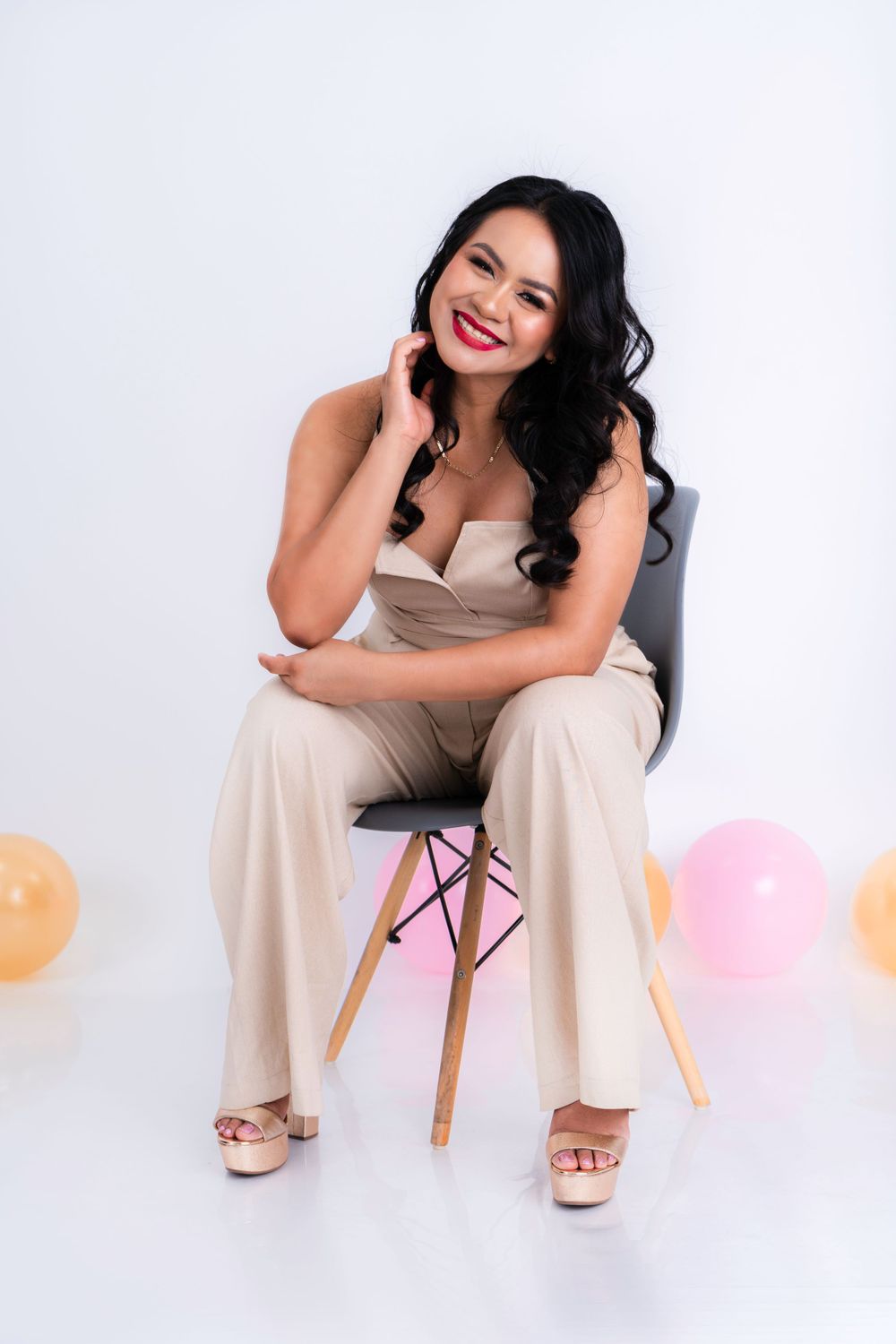 sesion fotografica profesional de cumpleanos mujer y globos diferentes poses