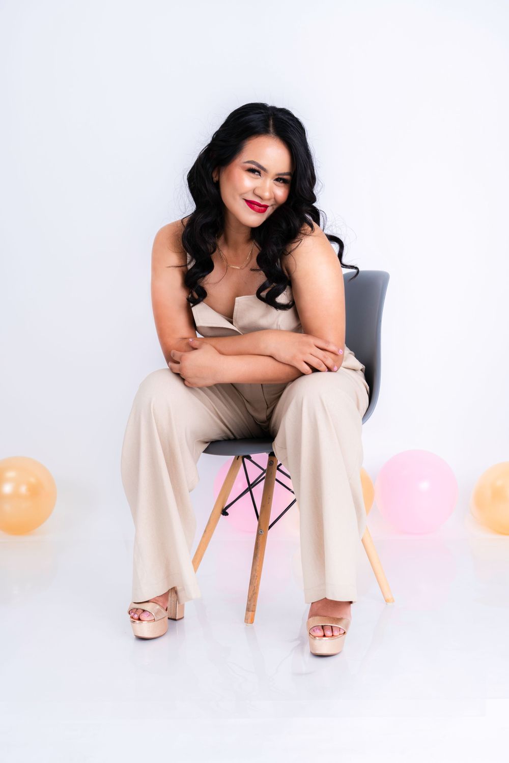 sesion fotografica profesional de cumpleanos mujer y globos diferentes poses