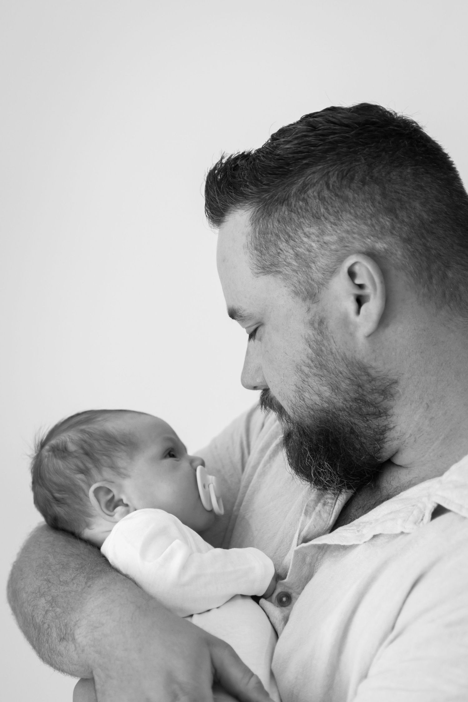 Newborn family photos by Nikolina Photography.