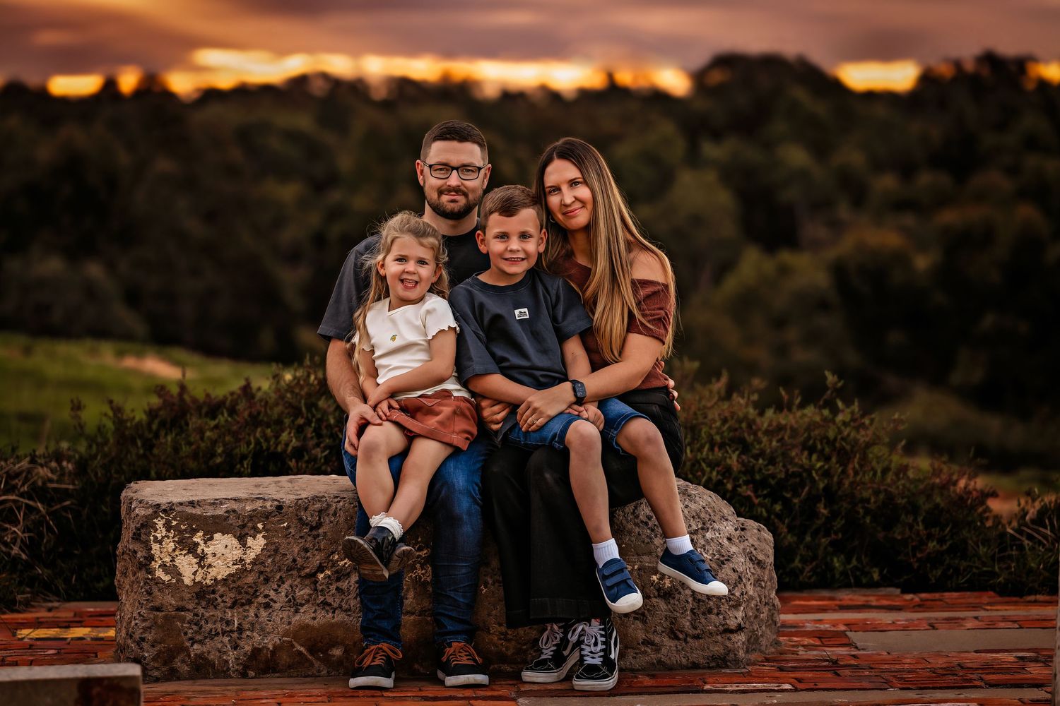 Family photo sessions in the Goulburn valley, Shepparton region by Nikolina Photography.