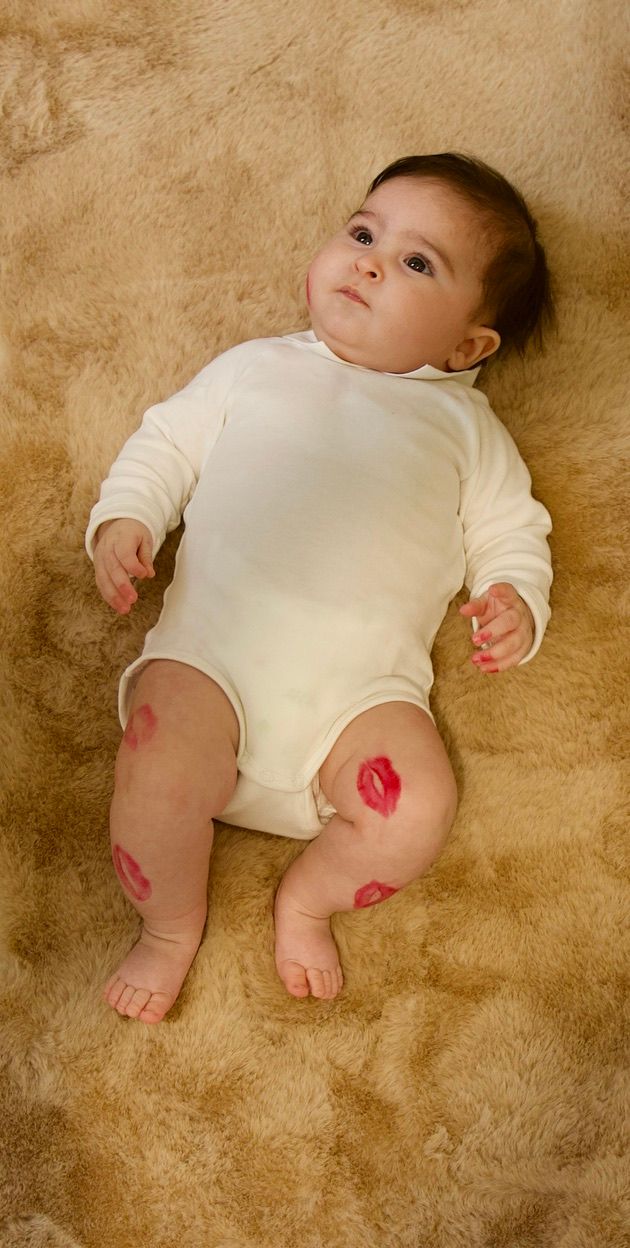 Bébé allongé lors d’une séance photo naissance en Provence, portrait doux et naturel en lumière intérieure