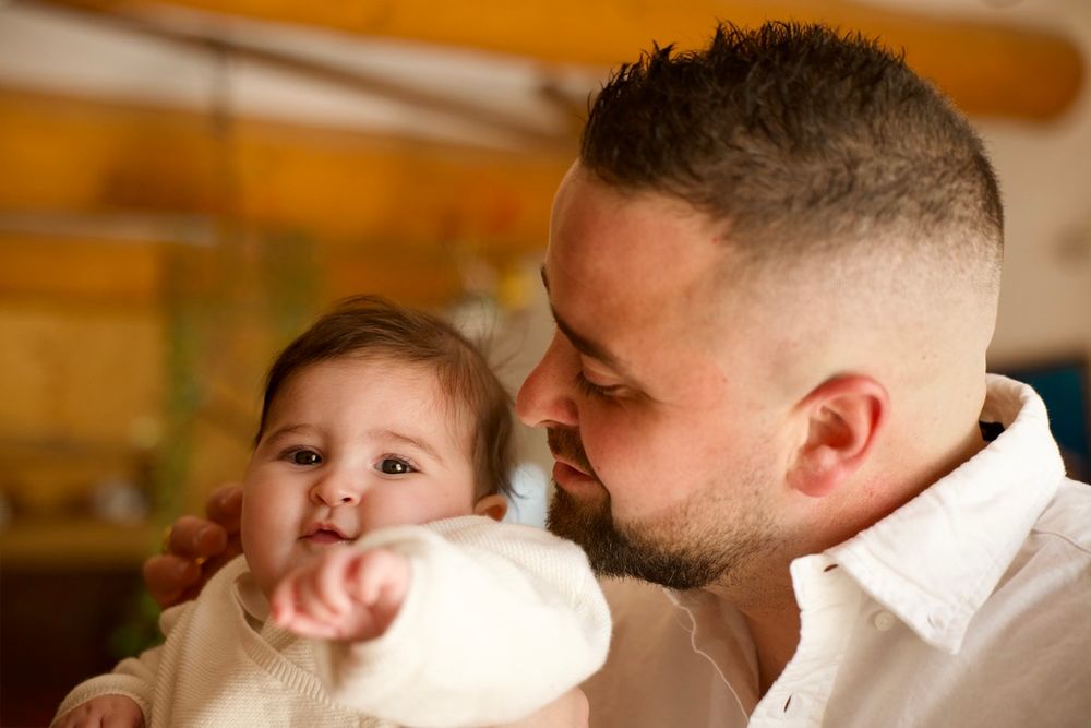 Papa embrassant son bébé pendant une séance photo famille à Aix-en-Provence, instant complice et plein d’amour