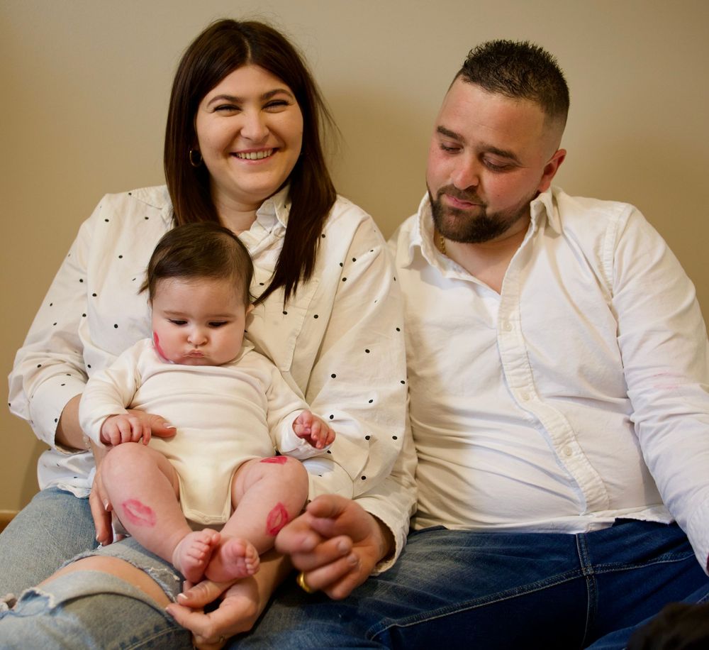 Famille avec bébé lors d’un shooting photo dans les Bouches-du-Rhône, portrait naturel et chaleureux en intérieur