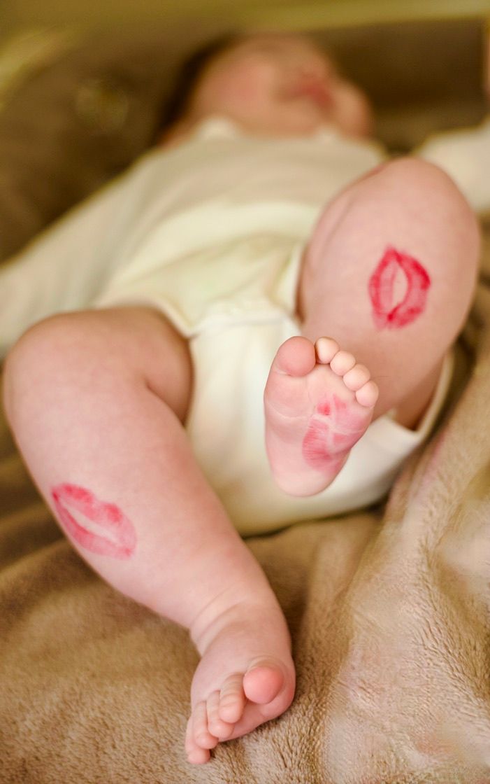 Détail des jambes d’un bébé lors d’un shooting photo naissance en Provence, image douce et naturelle en lumière intérieure