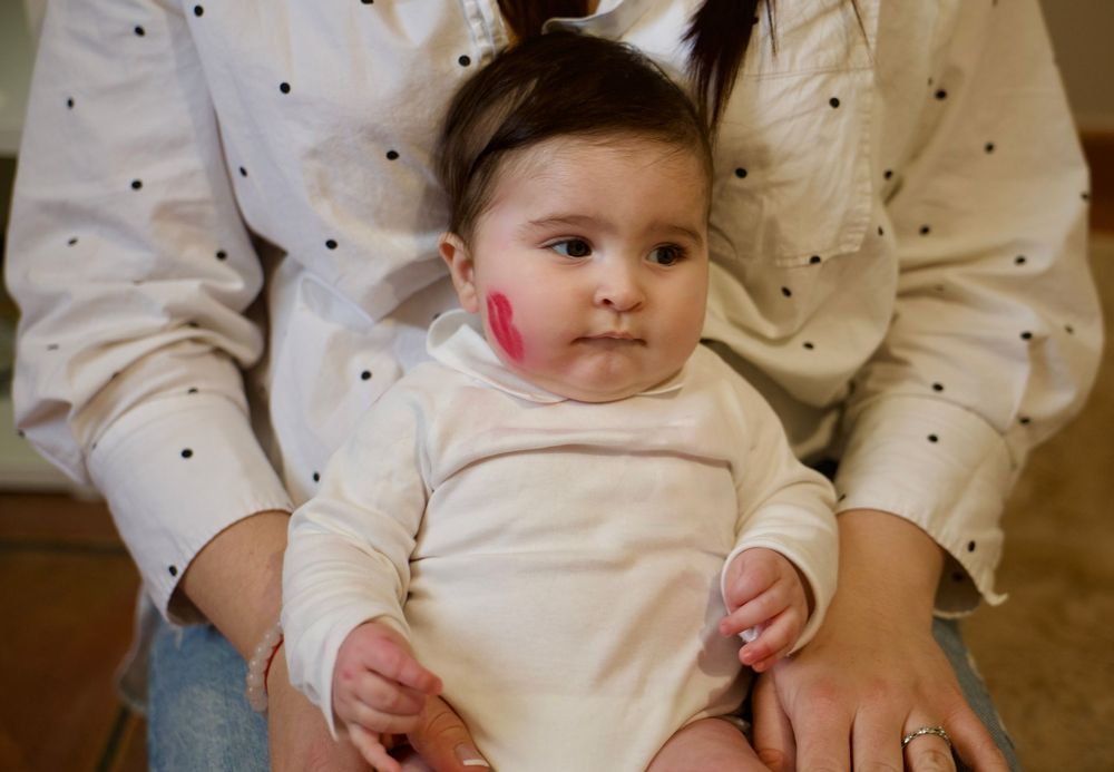 Bébé assis lors d’une séance photo famille en Provence, portrait naturel en intérieur avec lumière douce et ambiance chaleureuse