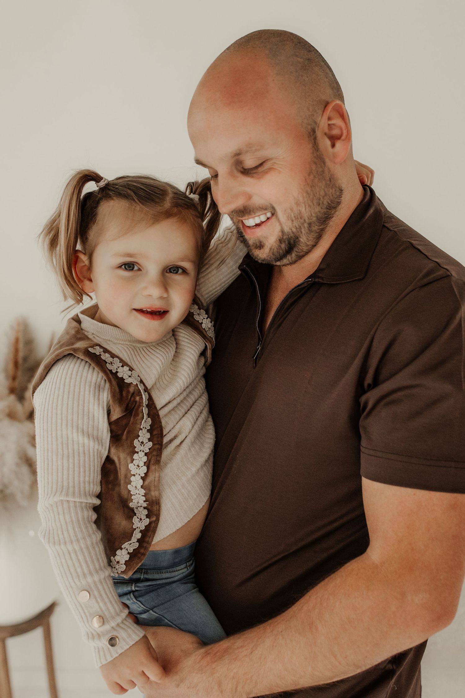 vader met kind tijdens gezinsmoment newborn fotoshoot in studio