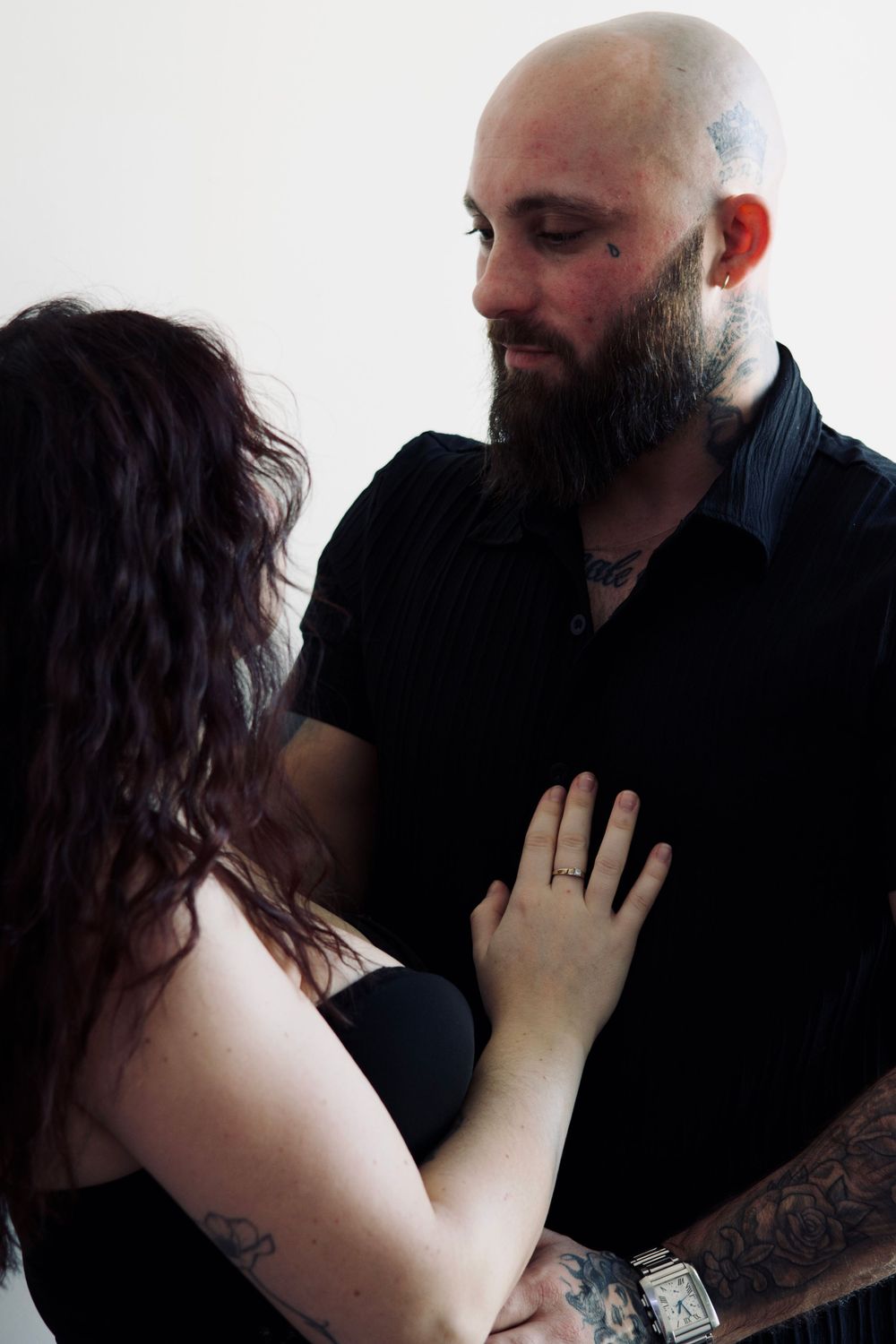 Couple lors d’un shooting grossesse en Provence, moment complice entre les futurs parents capturé en portrait par WA Visuel.