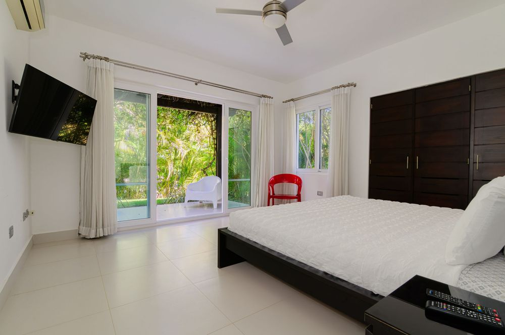 Luxury 6-bedroom villa in Hispaniola Residencial, Sosua – ocean view, pool, BBQ, and tropical gardens.