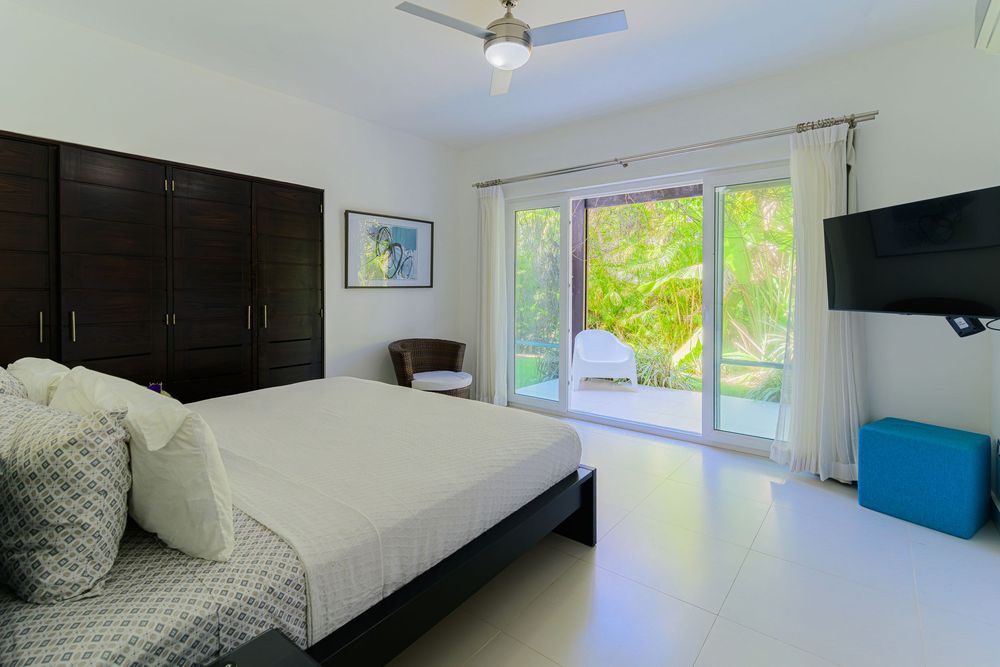 Spacious 6-bedroom Sosua villa for sale in Hispaniola Residencial with custom pool and jacuzzi.