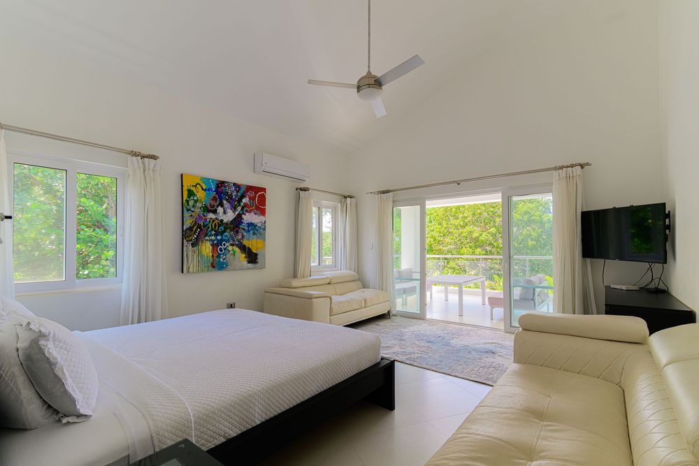 Hispaniola Residencial villa for buying: 6 bedrooms, pool bar, BBQ area, and private jacuzzi.