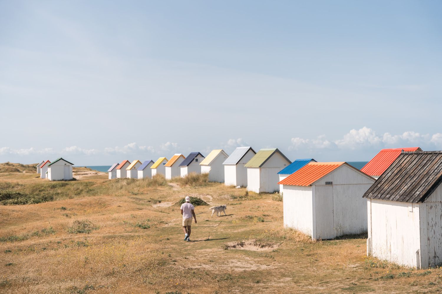 Promenade au milieu des cabines de Gouville-sur-mer dans le département de la Manche en Normandie - Cotentin.