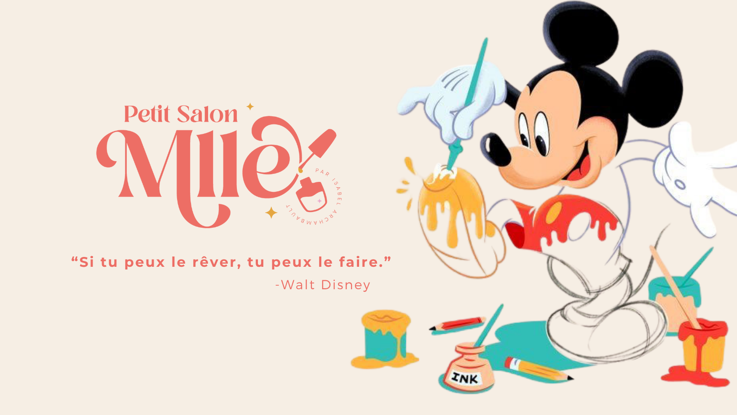 Une illustration de Mickey Mouse en tenue de chef avec des ustensiles de cuisine et des articles de cuisine sur fond rose et blanc.