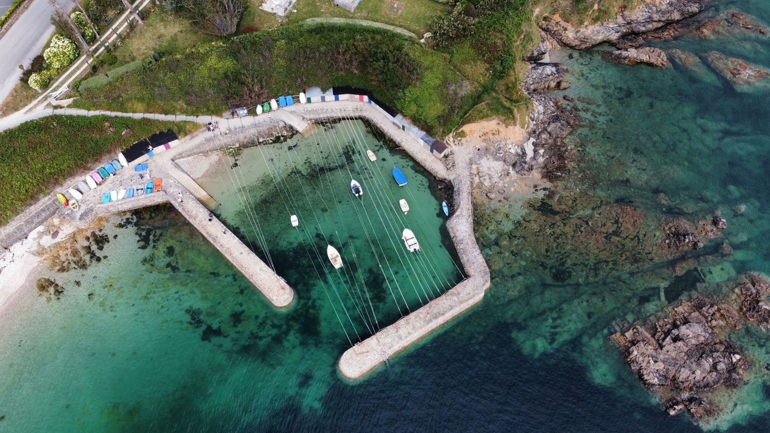 Port Racine à la Hague vue du ciel en drone. Département de la Manche en Normandie - Cotentin.