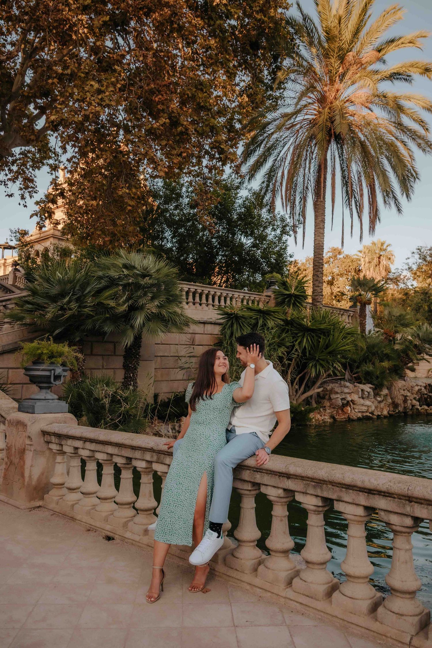 Wide shot of couple in Ciutadella Park with clean background.