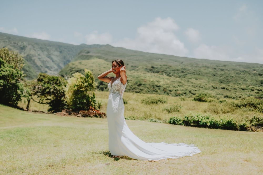 A scenic wedding venue overlooking green mountains and rolling hills in Hawaii.