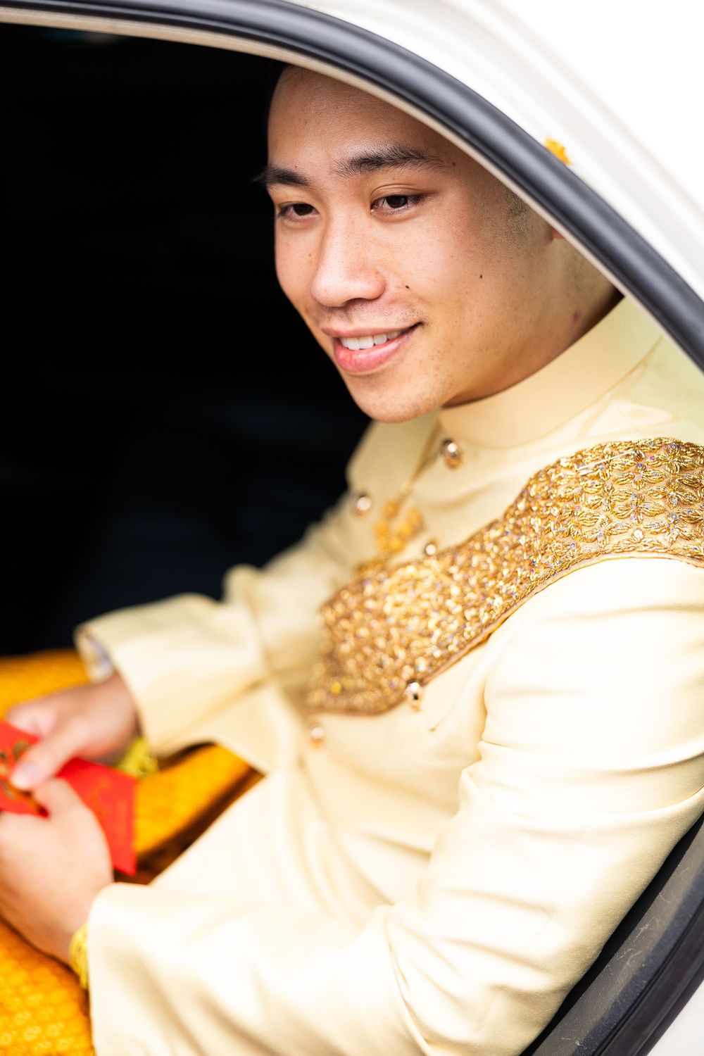 bride and groom in traditional Chinese attire