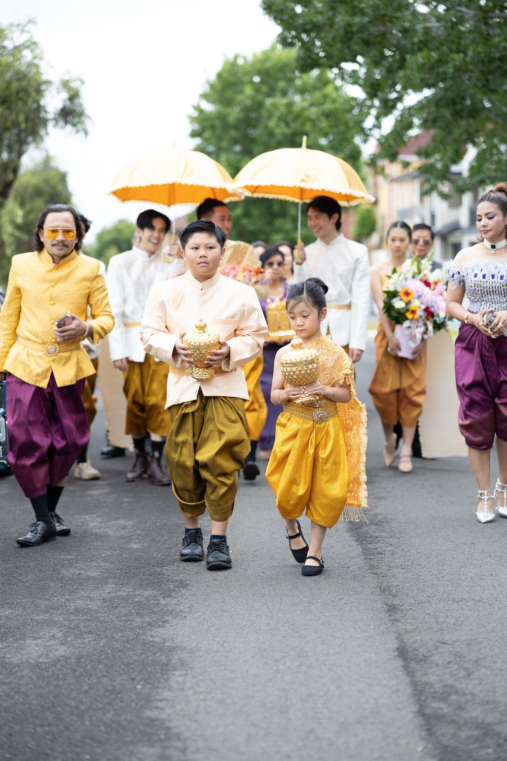 bride and groom in traditional Chinese attire