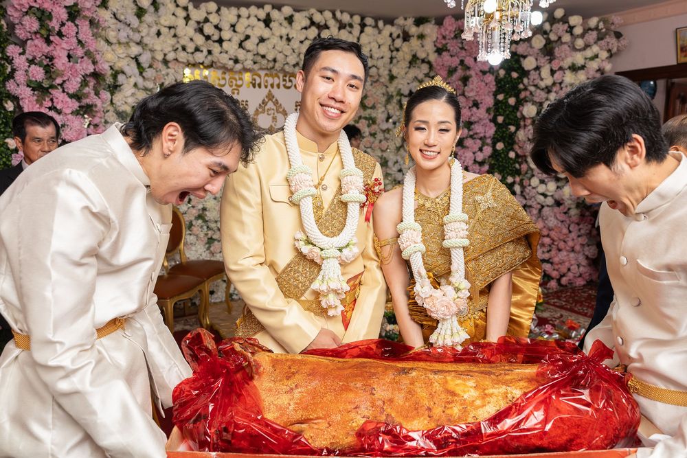 bride and groom in traditional Chinese attire