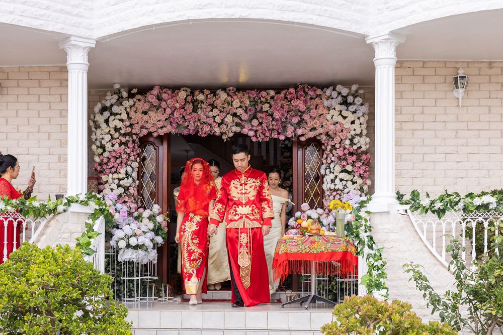 bride and groom in traditional Chinese attire