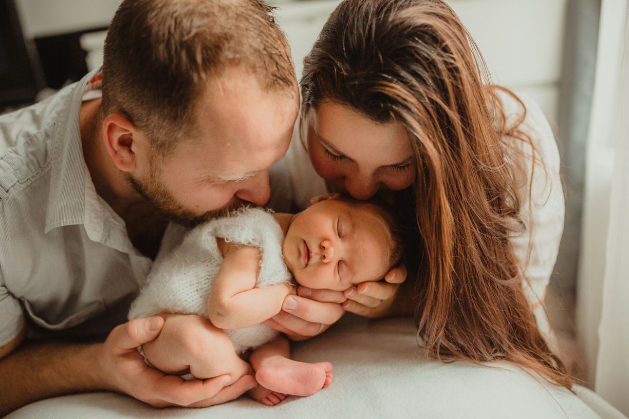 Autentické newborn fotenie a prirodzené emócie v Bratislave. 10 rokov praxe v newborn fotografii, Domi Bobák zachytenie šťastia s rodičmi.