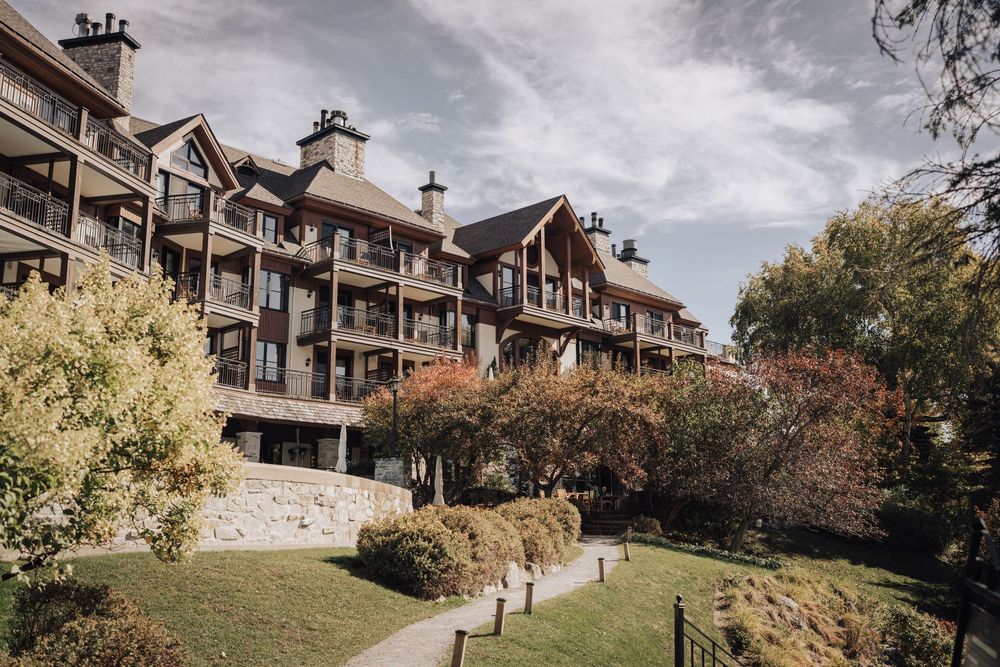Mariage de luxe à Mont-Tremblant à l’Hôtel Quintessence capturé par photographe professionnel en lumière naturelle