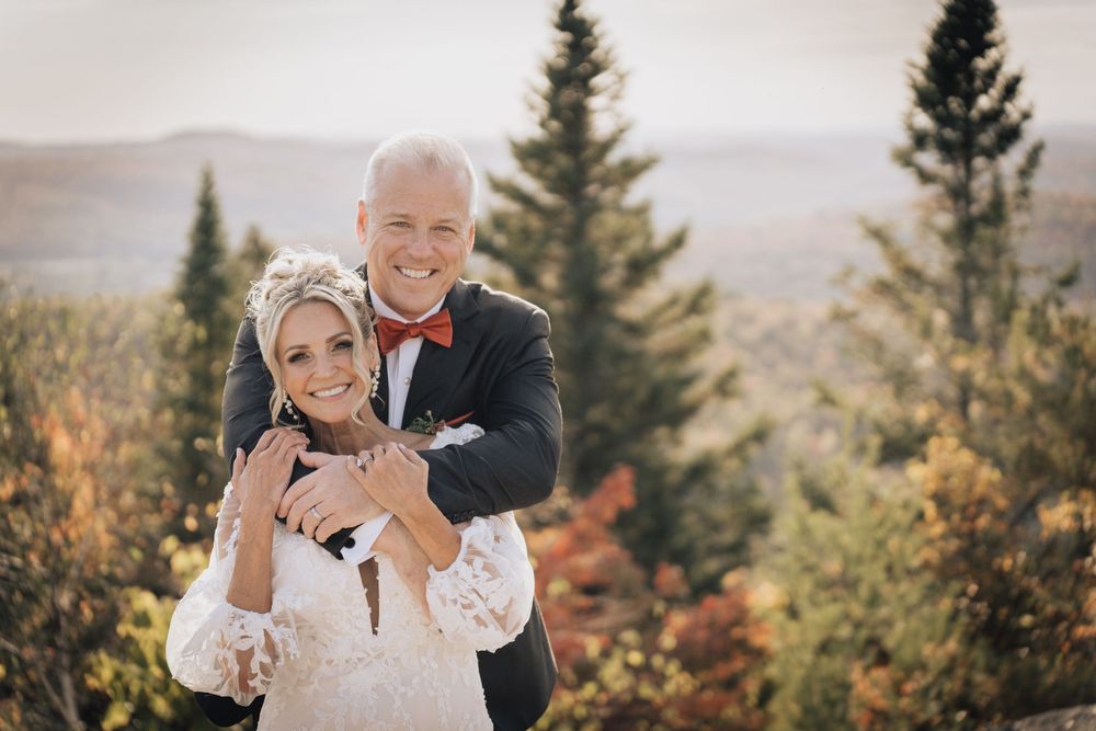 Couple de mariés à Mont-Tremblant photographié dans un décor naturel prestigieux. T-Gonzalez Fine-Art Photography.