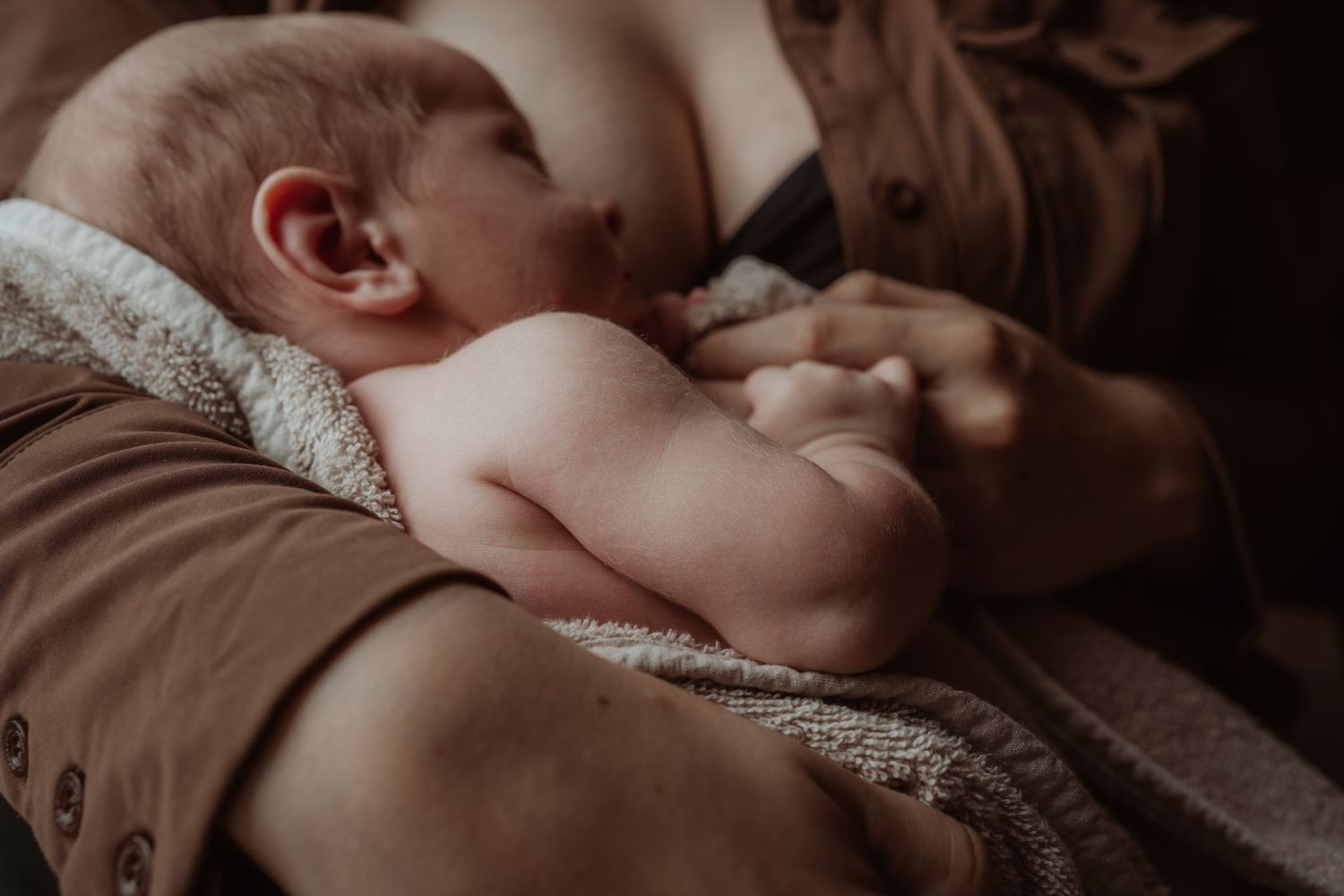Fotograaf Brabant Oss Den Bosch Uden fotografie baby newborn newlife newbornshoot gezinsshoot borstvoeding mama momlife Sis&So