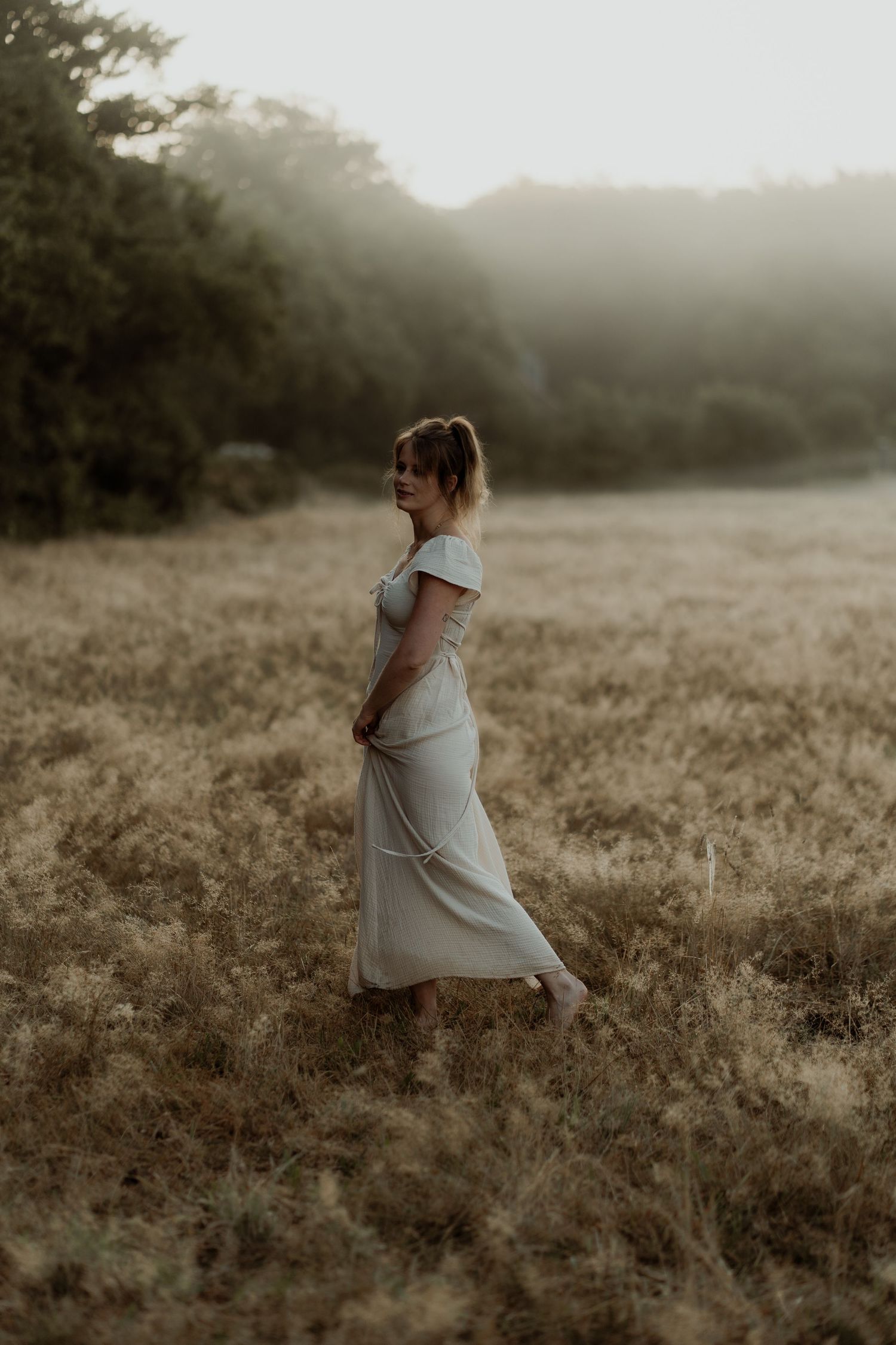 vrouw-gras-ochtenddauw-bomen-fotoshoot