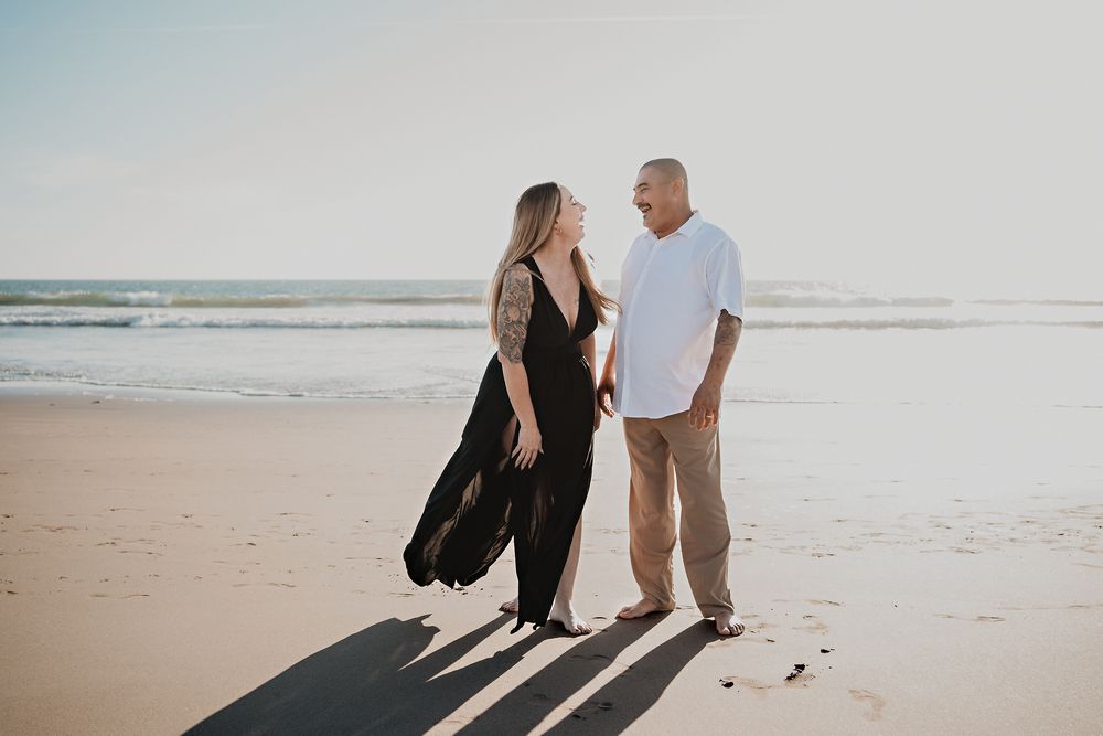 Pareja sonriendo y mirándose en la playa de Mazatlán