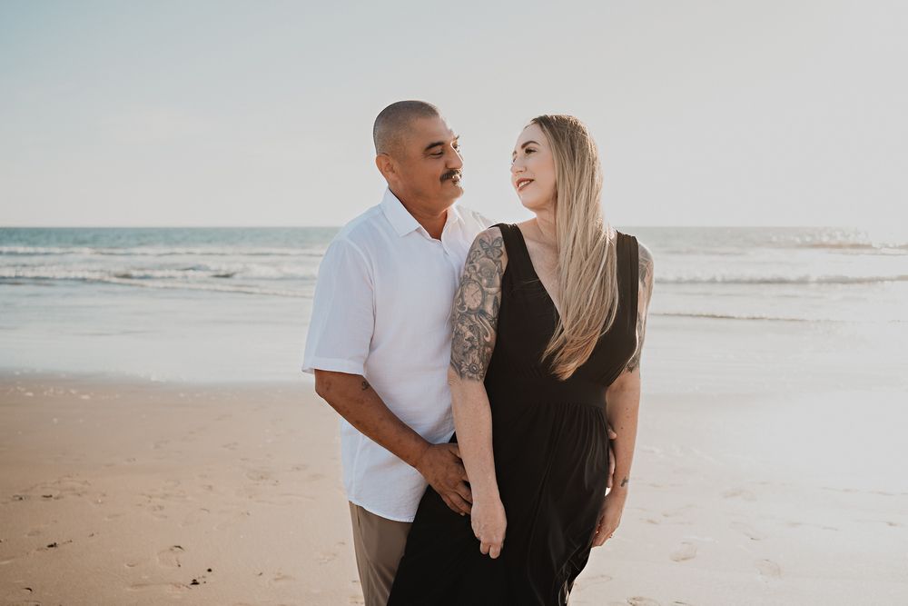 Abrazándola por detrás con vista al mar en Mazatlán