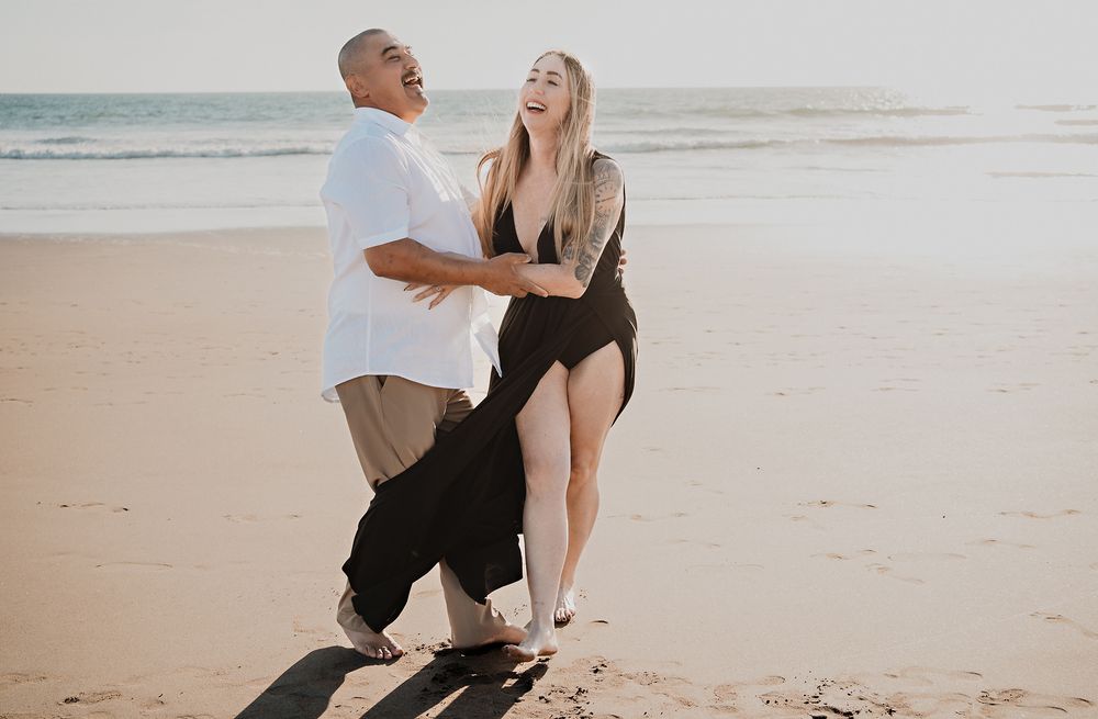 Conexión romántica en Mazatlán, pareja disfrutando en la playa