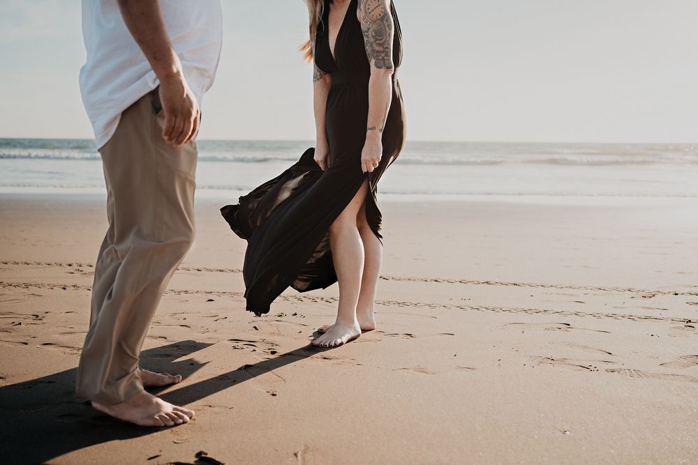 Fotografía artística de sus cuerpos frente al mar en Mazatlán