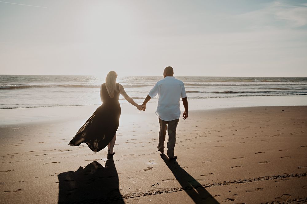 Caminando de la mano hacia el mar en la playa de Mazatlán (destination wedding photographer)